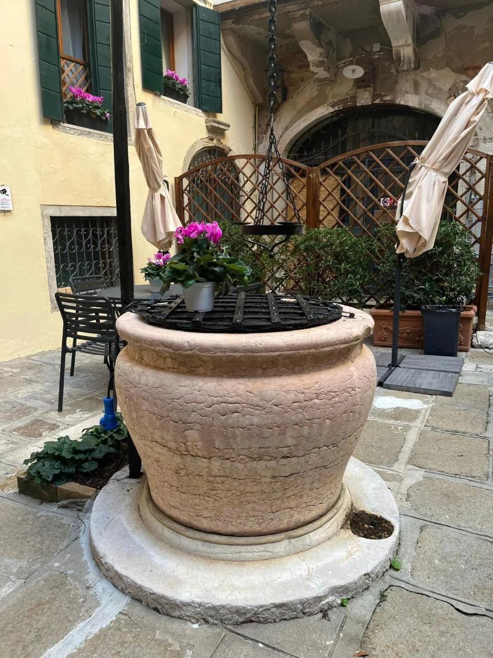 Corte del Doge di Rialto photo