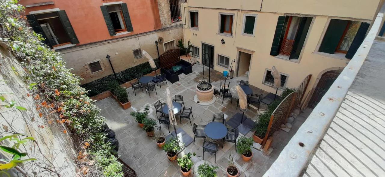 Corte del Doge di Rialto photo