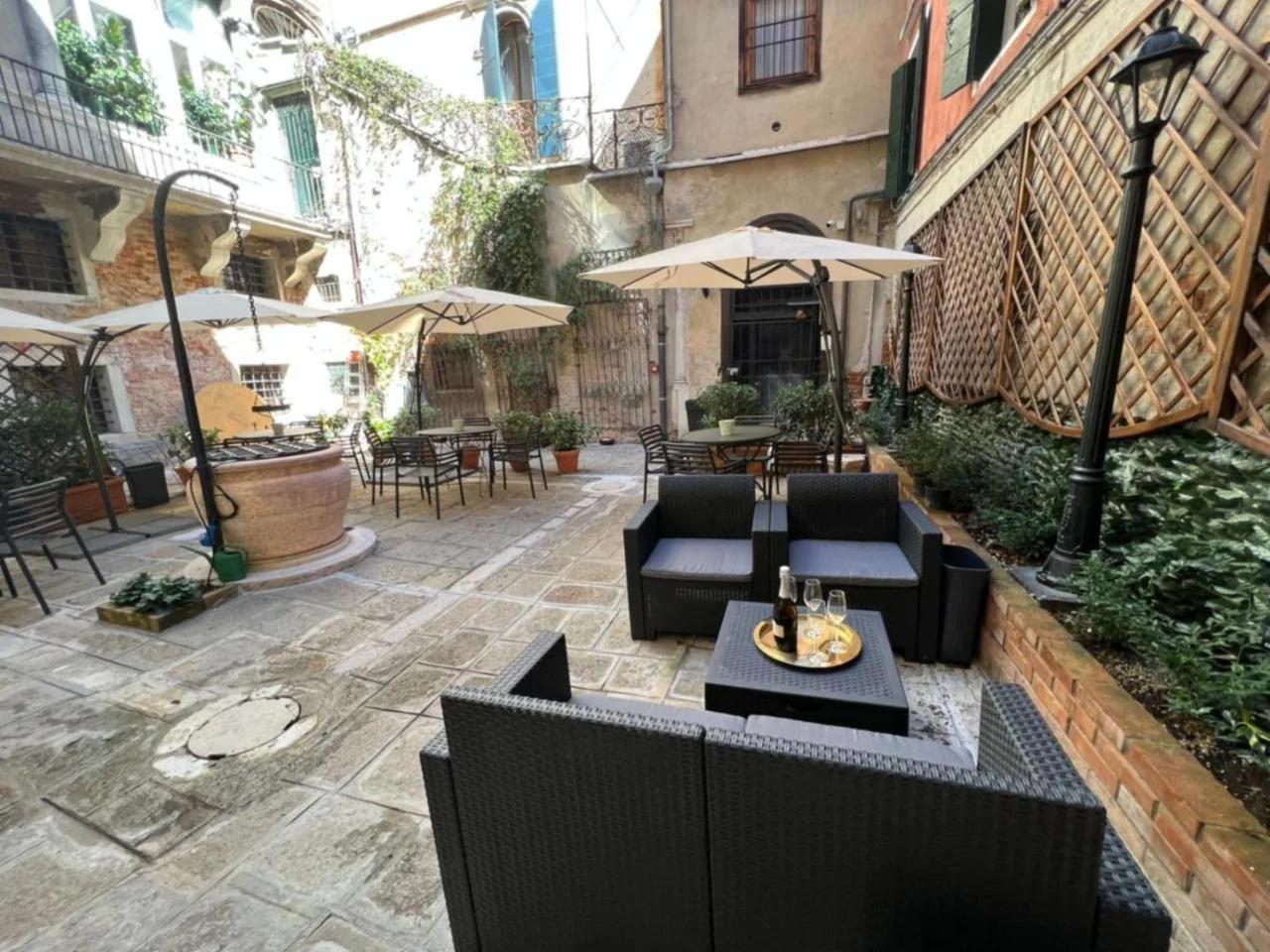 Corte del Doge di Rialto photo