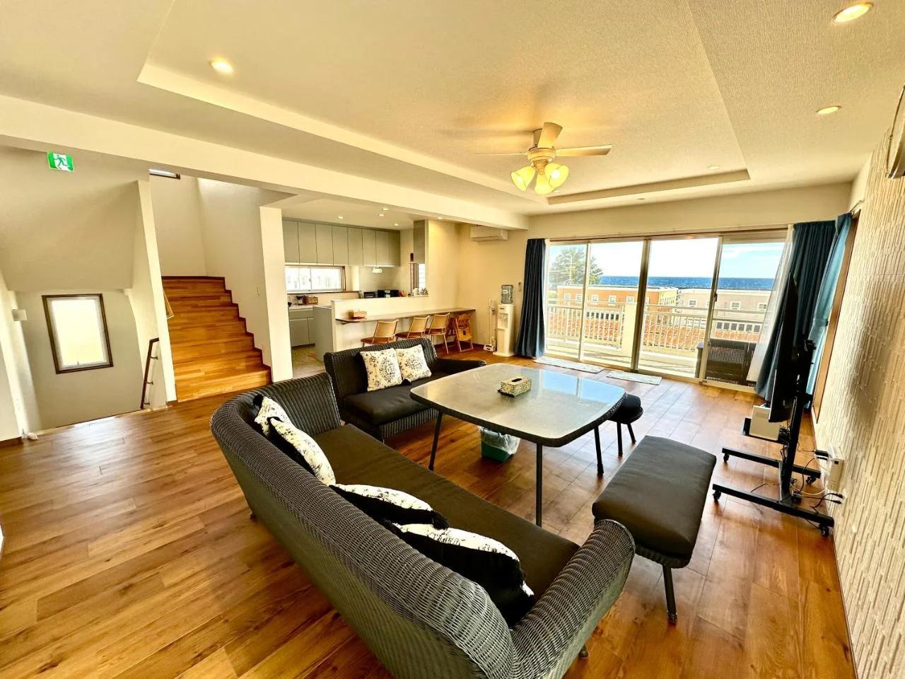Beach house Yomitan 都屋別館