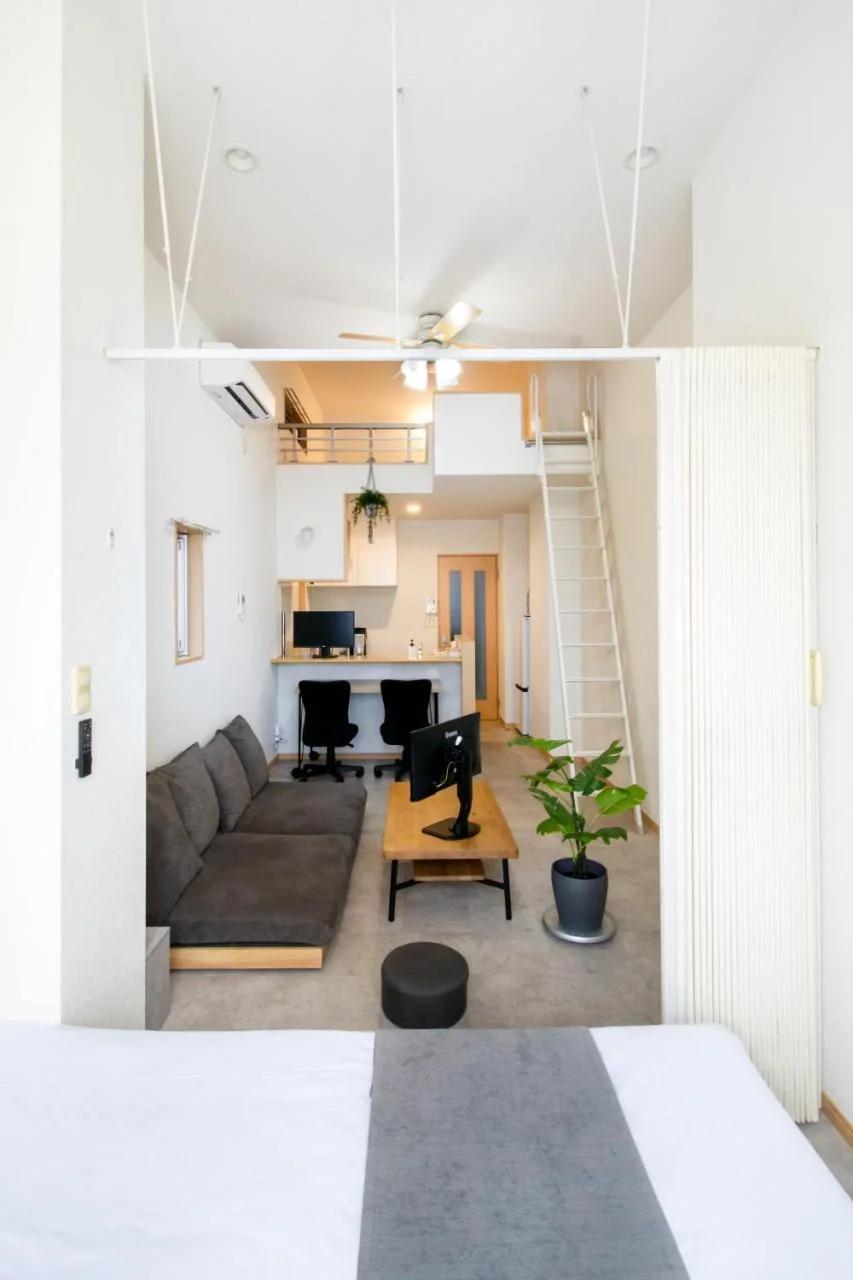 STAIRS Hotel 402