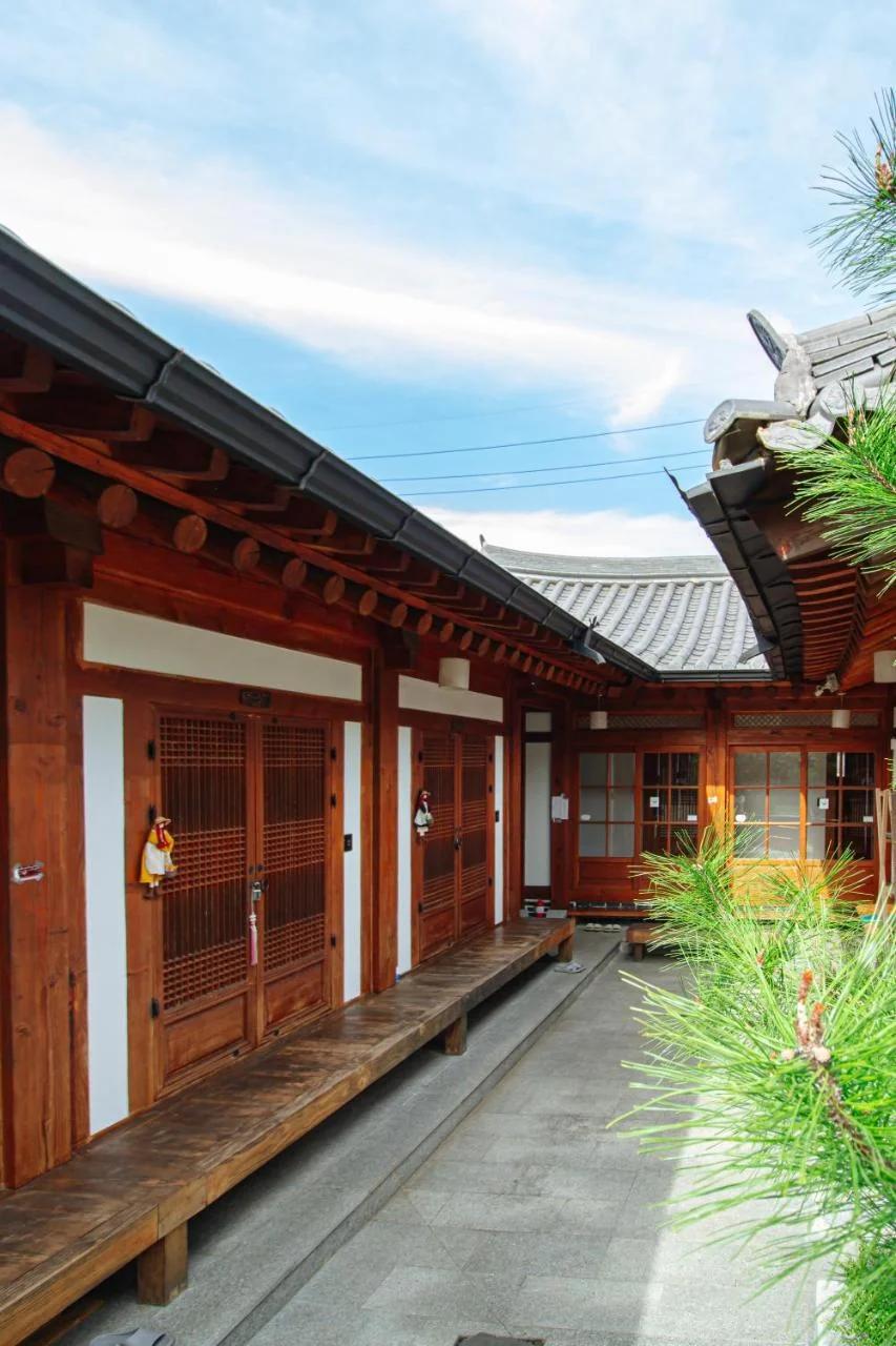 Jeonju Hanok village Deoksugung