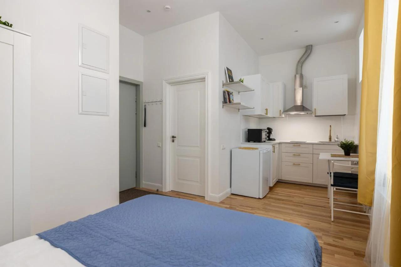 Compact Studio next to JRT foto