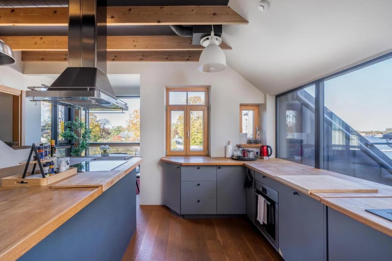 Cozy riverside penthouse photo