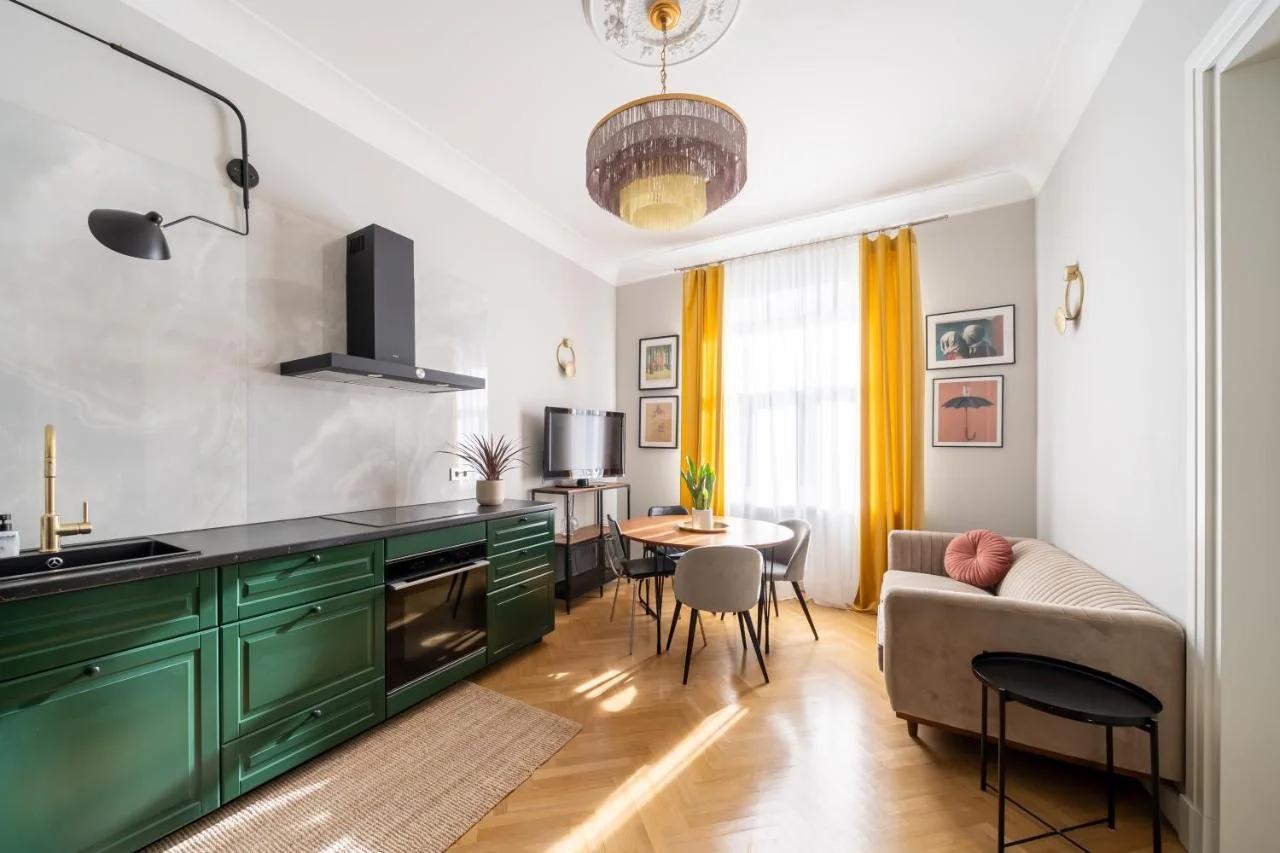 Luxury Design 2BR Apartment cozy stay for 5