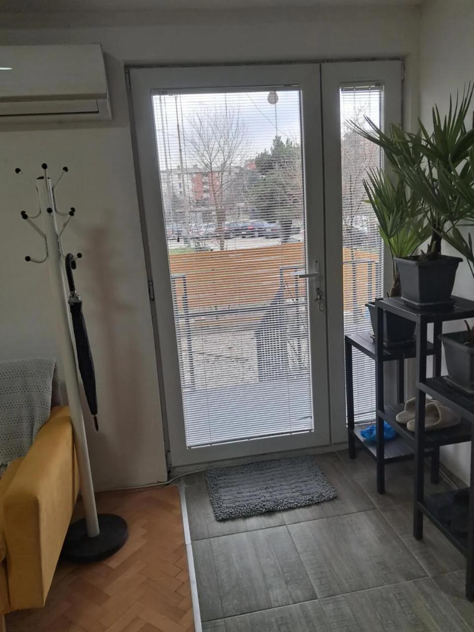 apartment with yard on the river foto