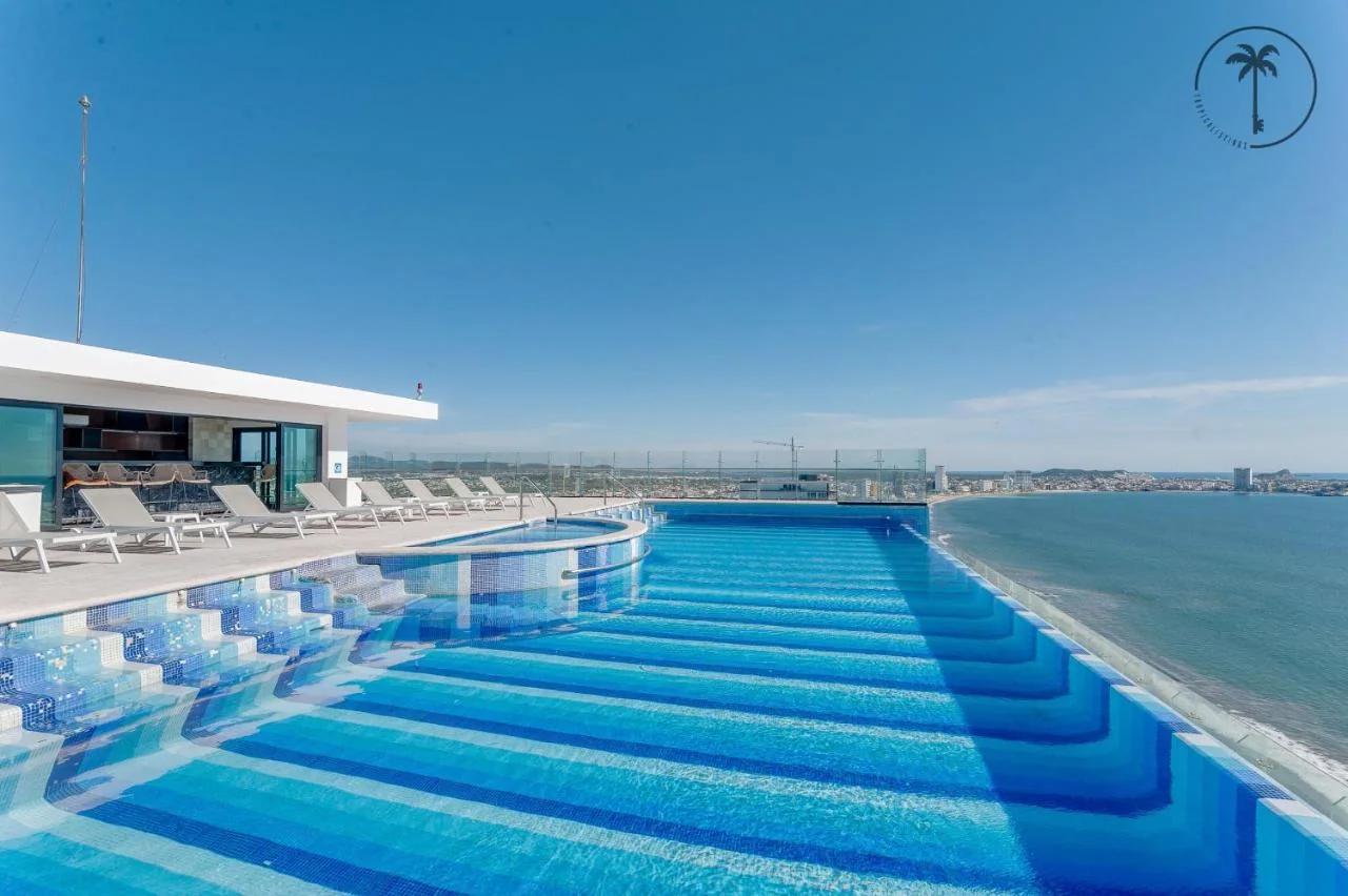 Moderno condominio con vista al mar! photo