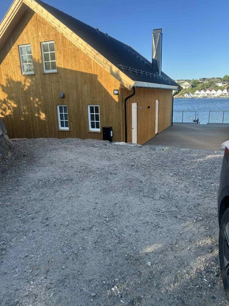 Rett i sjøkanten photo