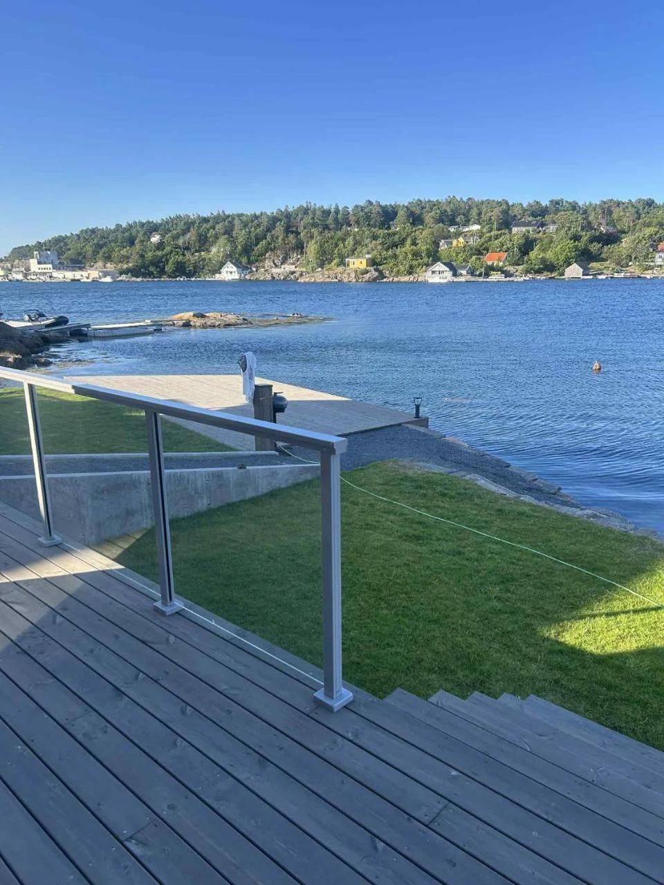 Rett i sjøkanten photo