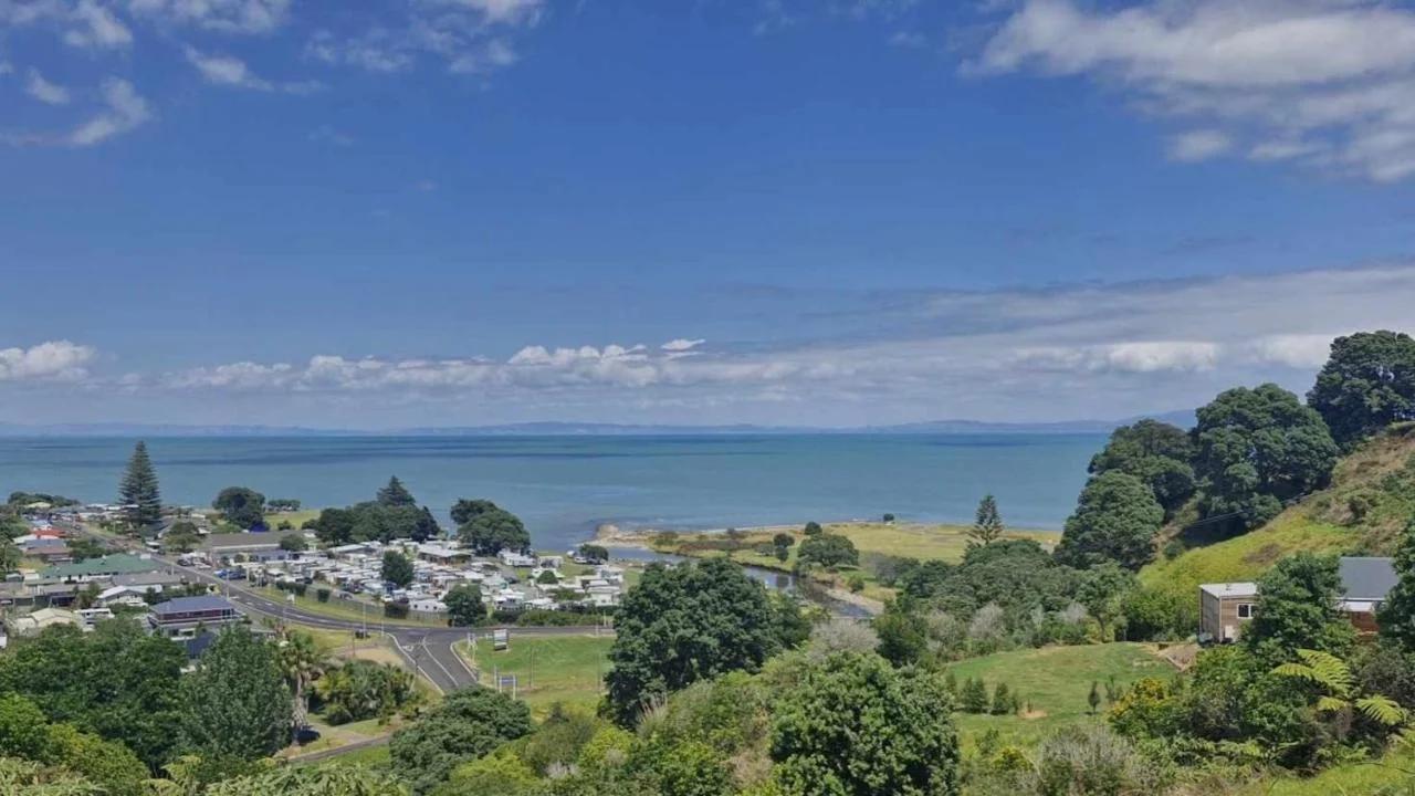 Kōtare Cabin, Thames Coast photo