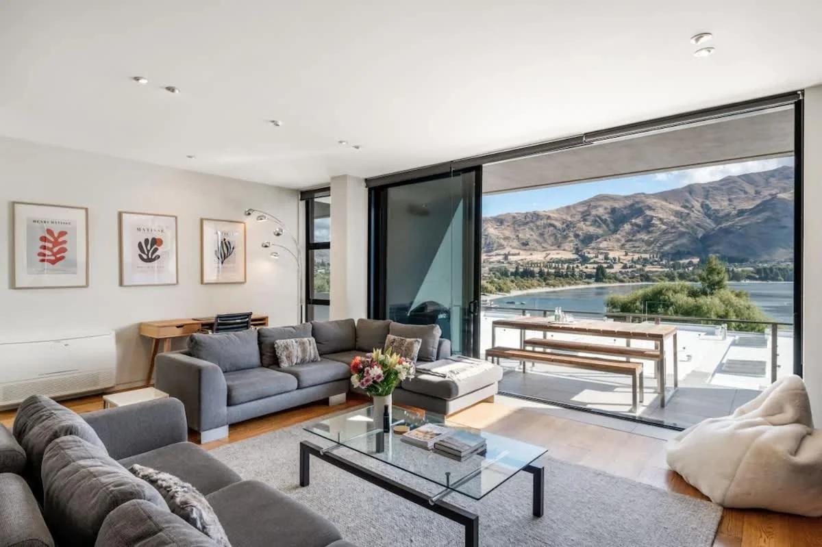 Lakefront View Apartment with Sauna