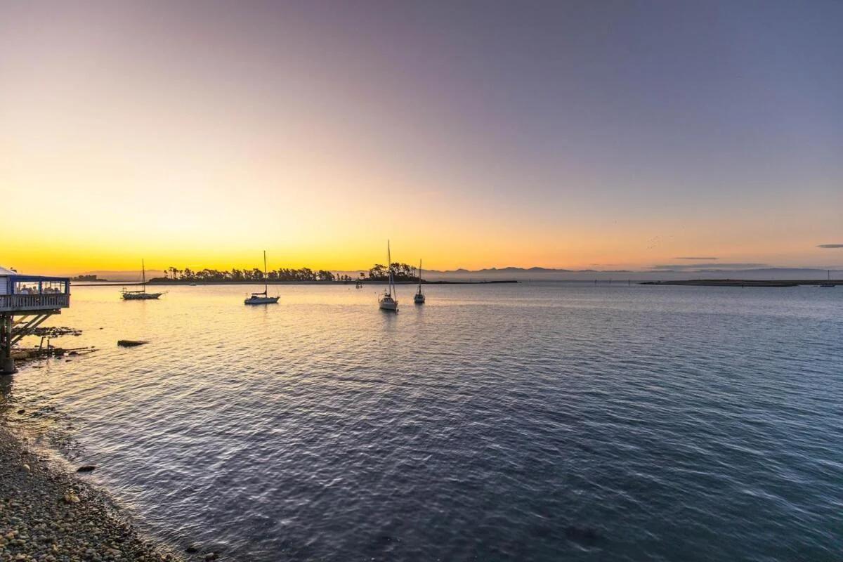 Nelson Harbour Light Waterfront Apartment photo
