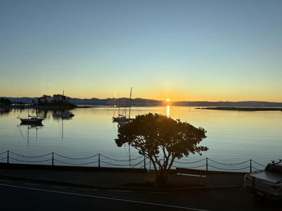 Nelson Harbour Light Waterfront Apartment photo