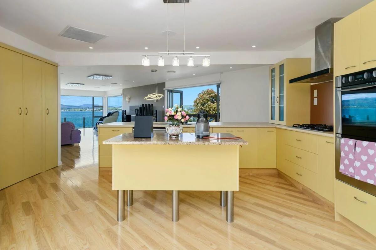 Rotorua Luxury lakeside Resort photo