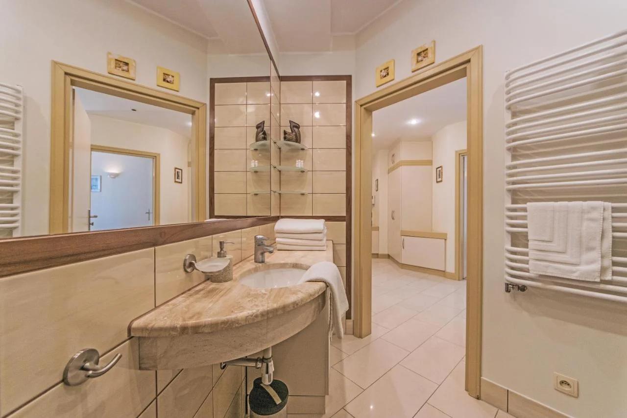Apartament Złota Gracja z prywatnym parkingiem photo