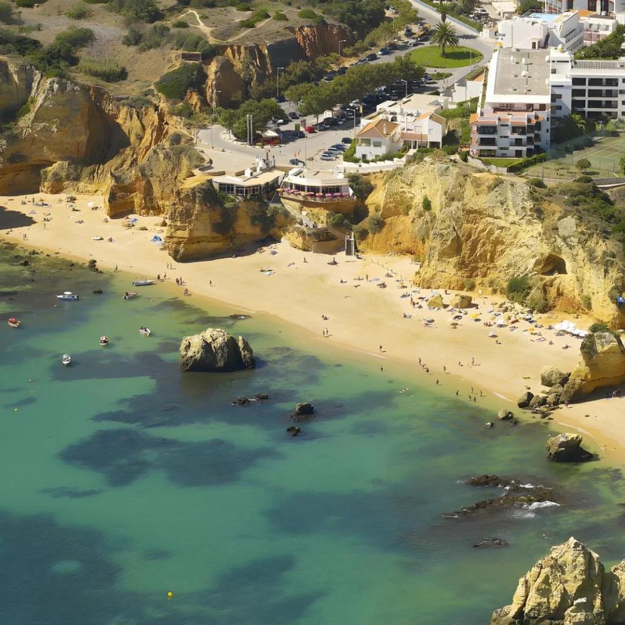 A Casa e a Praia da Ana