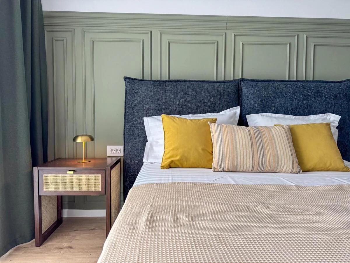 Cozy Cityscape Green, Modern Designer Apt foto