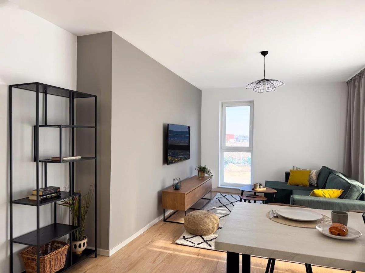 Cozy Cityscape Green, Modern Designer Apt foto
