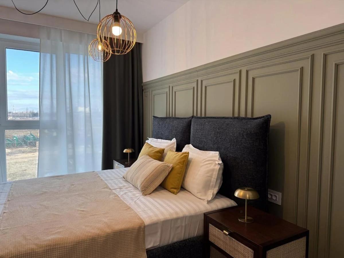 Cozy Cityscape Green, Modern Designer Apt foto