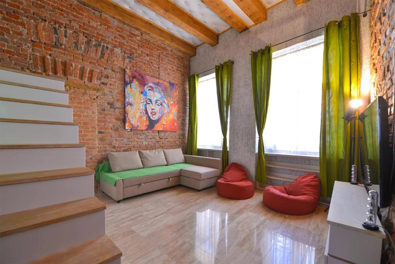 Michael Weiss apartment photo