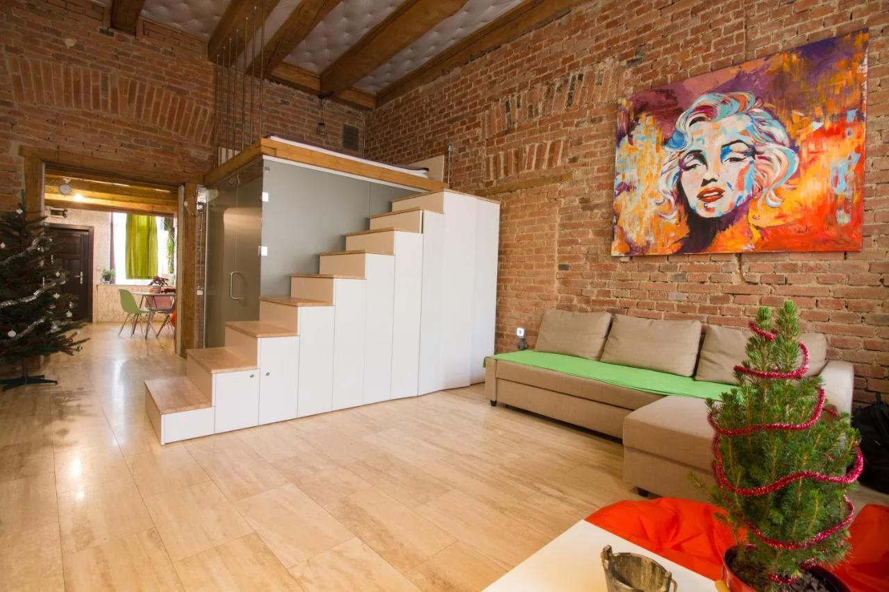 Michael Weiss apartment photo