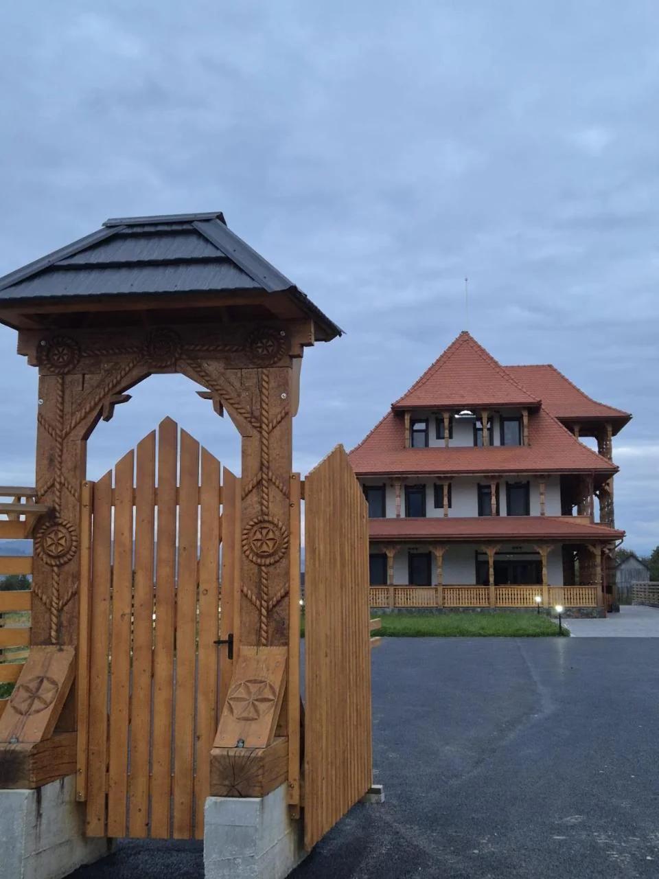 Zestrea Maramureșului Săpânța photo