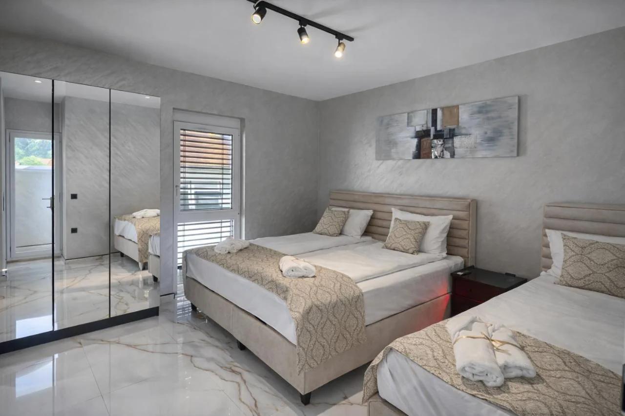 DINLUX Luxury Apartment photo