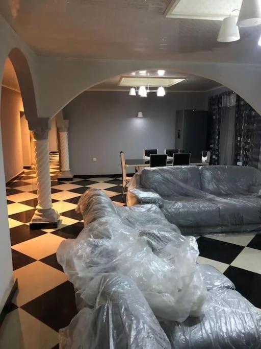 Well presented apartment with 2 master bedrooms. foto