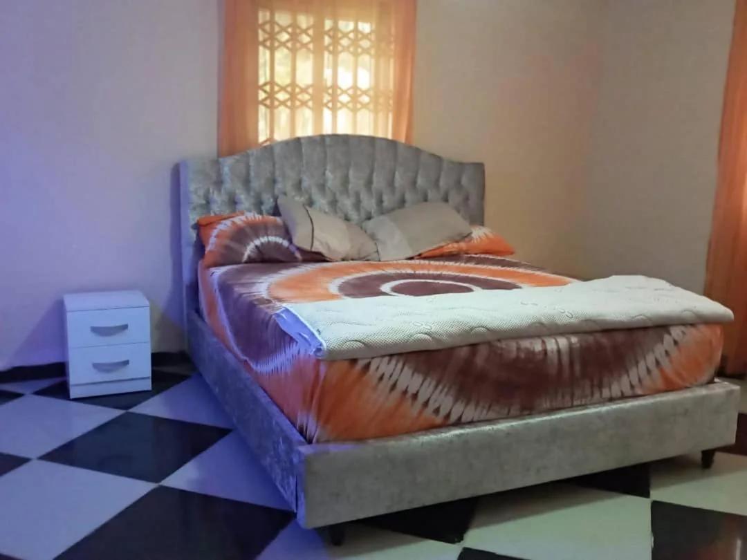 Well presented apartment with 2 master bedrooms. foto