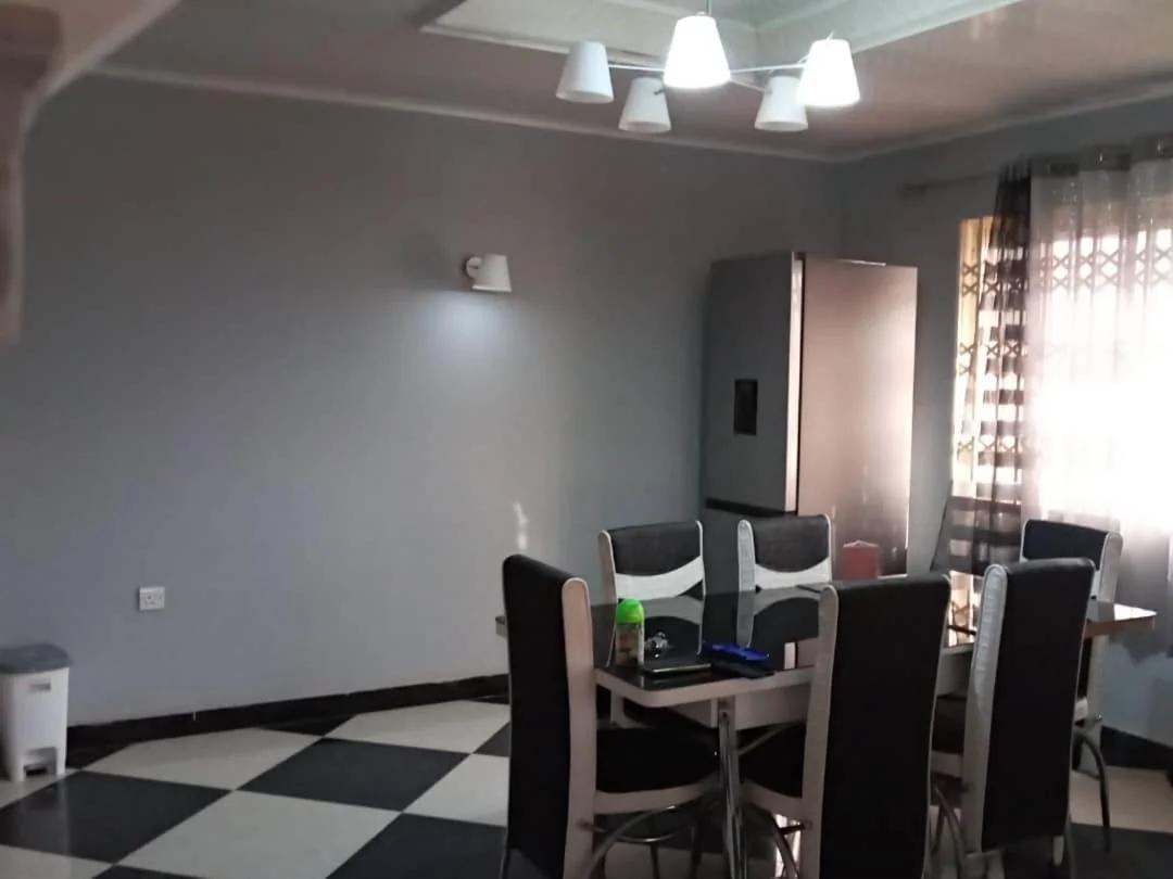 Well presented apartment with 2 master bedrooms. foto