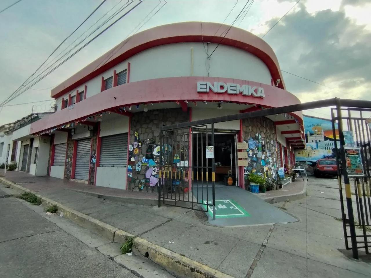 Yek Hostels