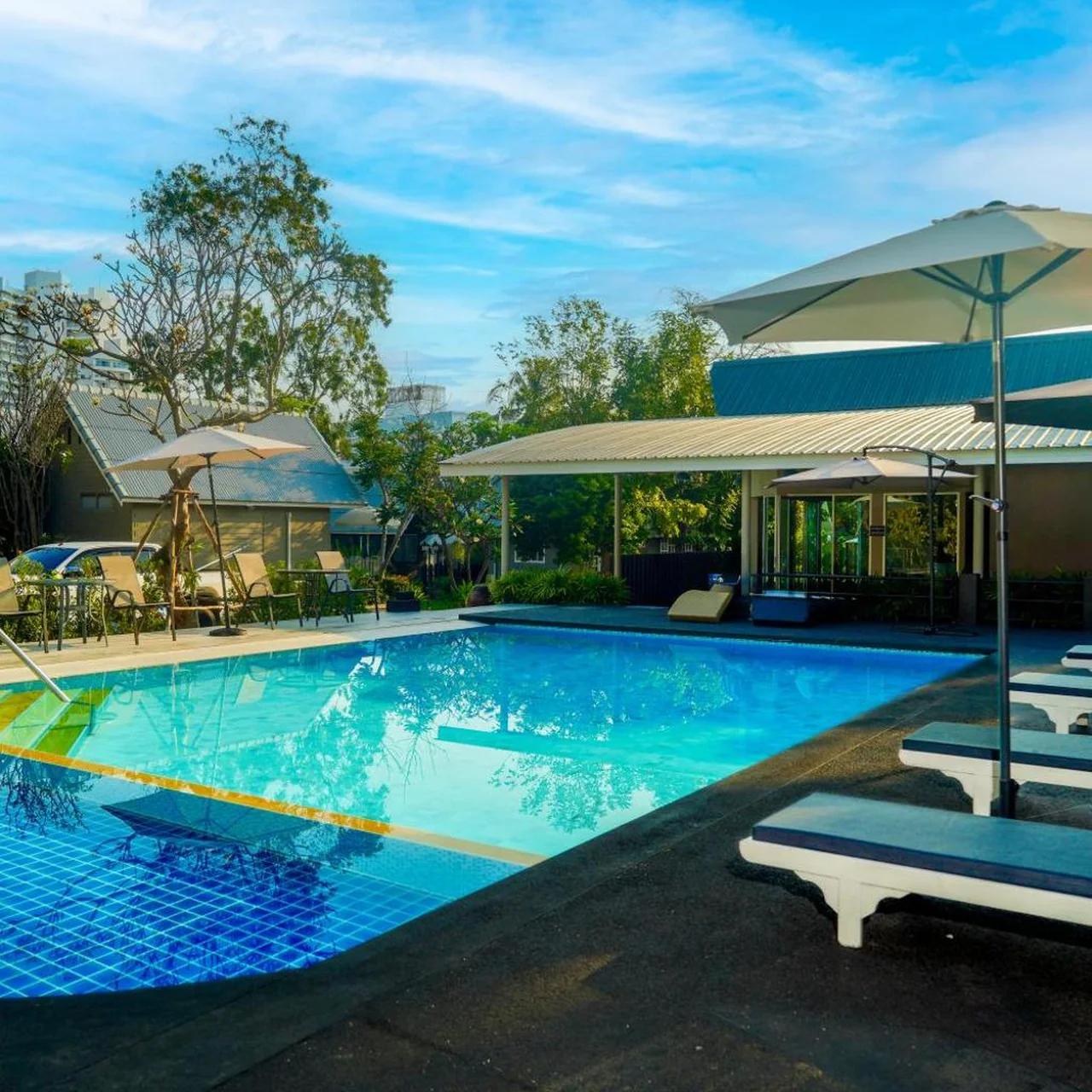 Luna Hut Resort