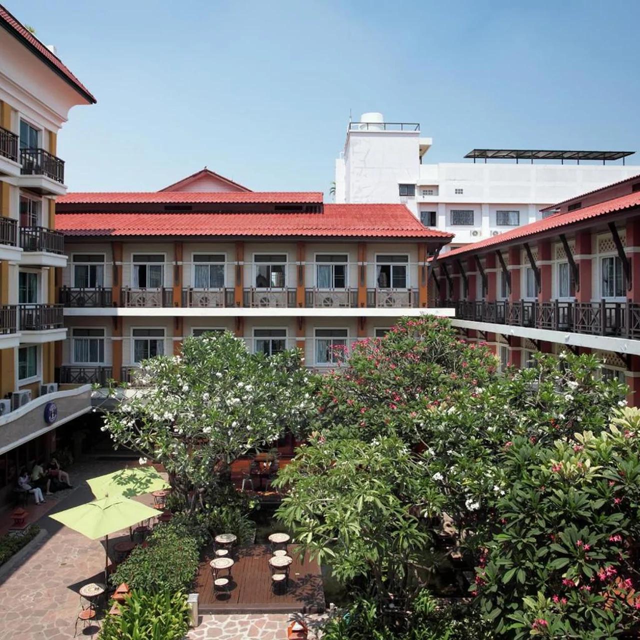 Rambuttri Village Plaza photo