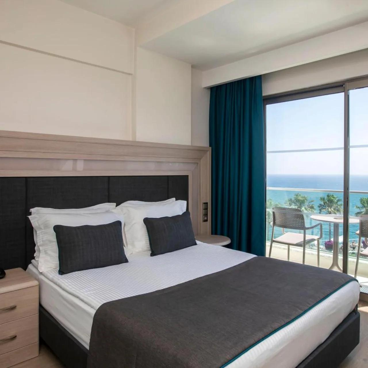 Falcon Hotel photo