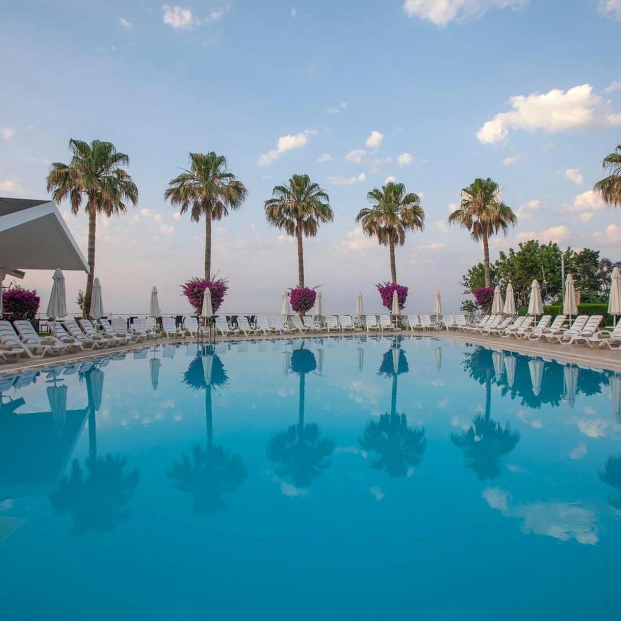 Falcon Hotel photo