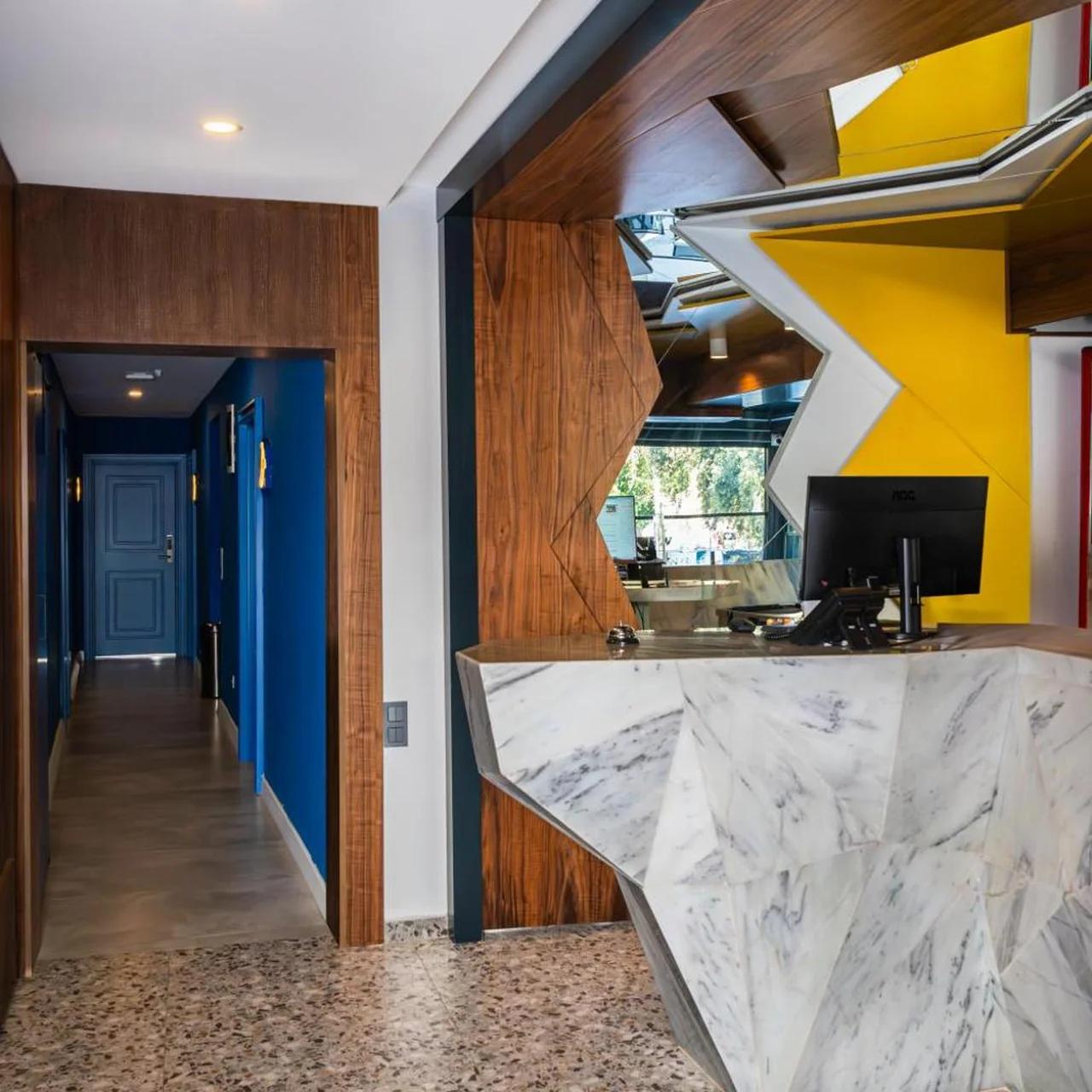 Lucky Monkey Midi Hotel foto