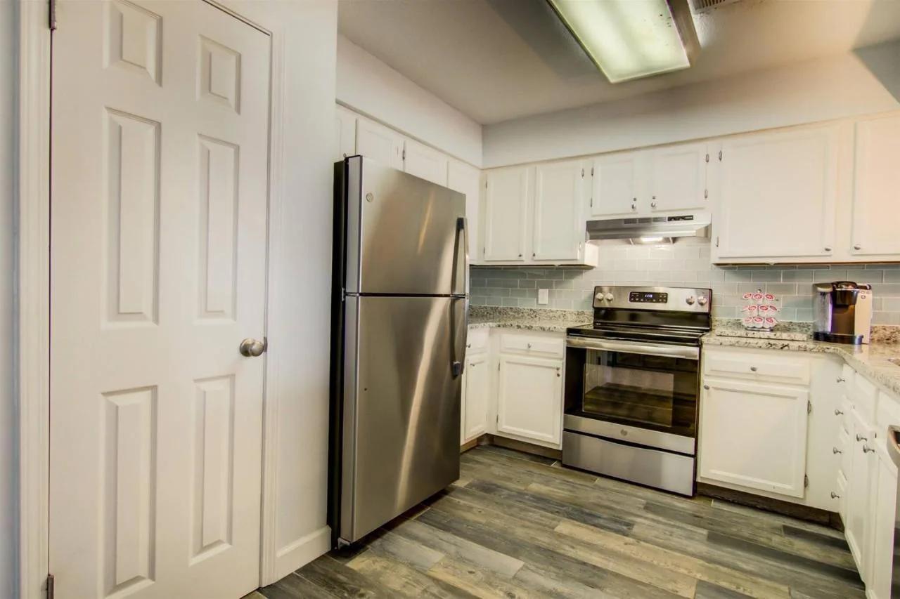 2 B, Three Bedroom Townhome photo