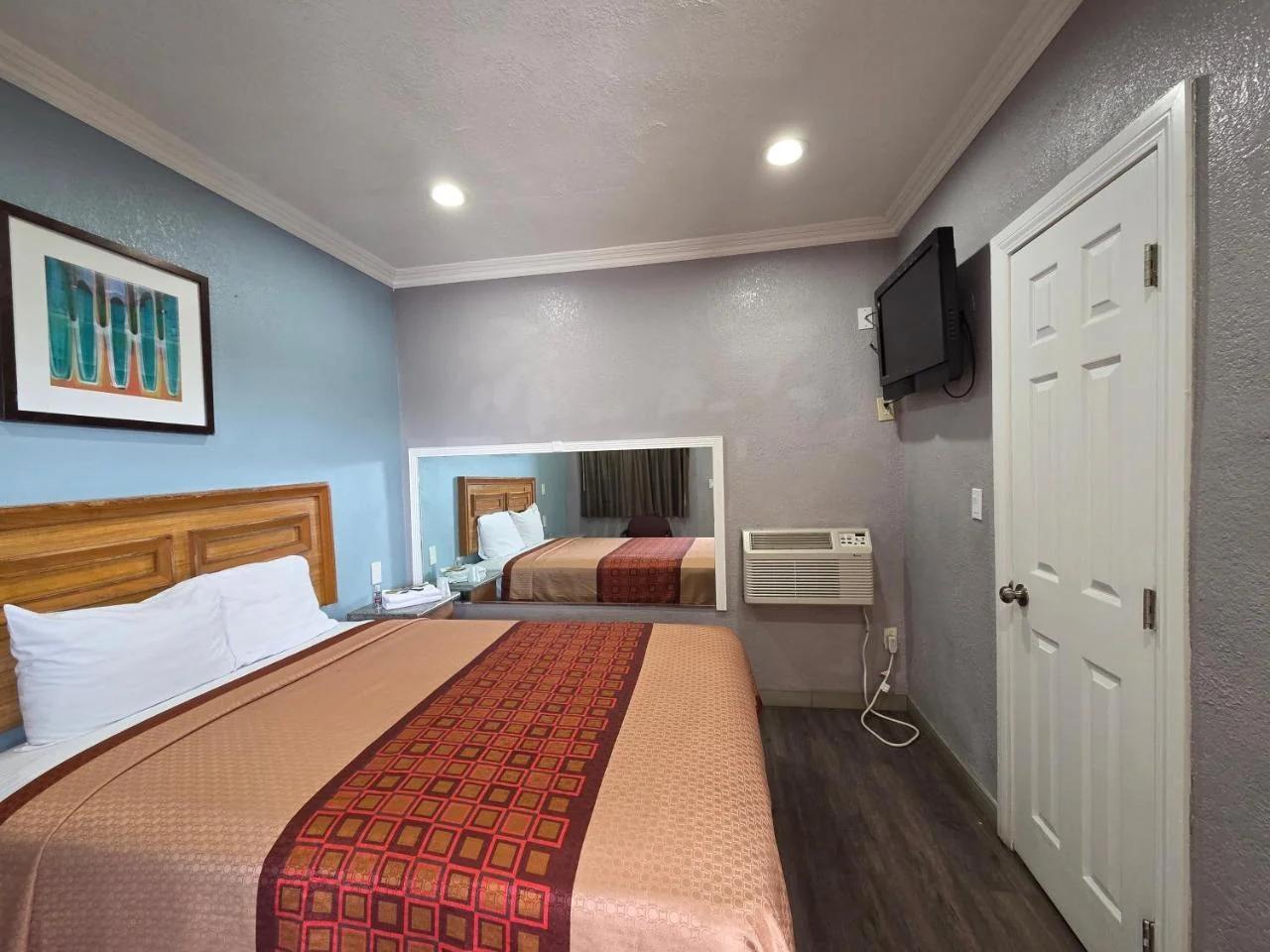 Astro Motel photo