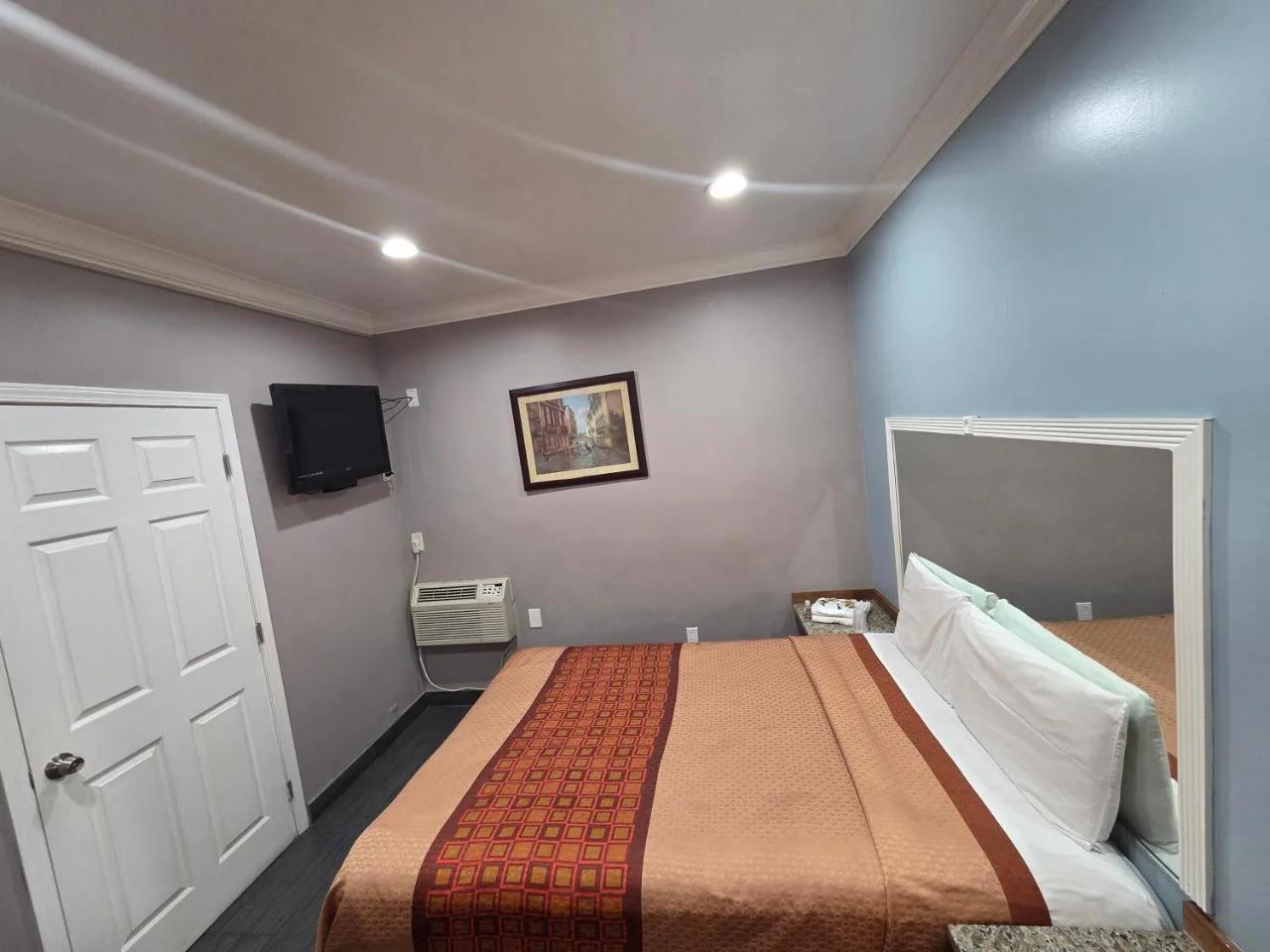 Astro Motel photo