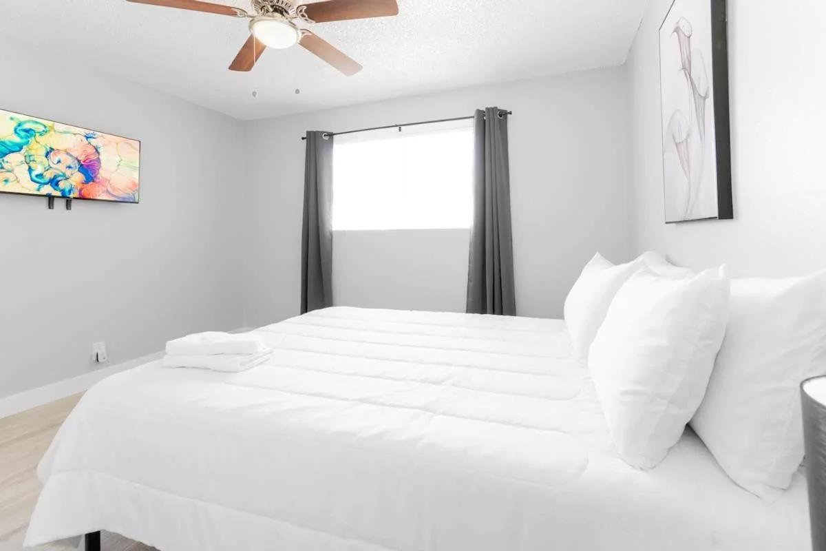 Chic 2-Bed Oasis Sleeps 6! Minutes From Strip! photo