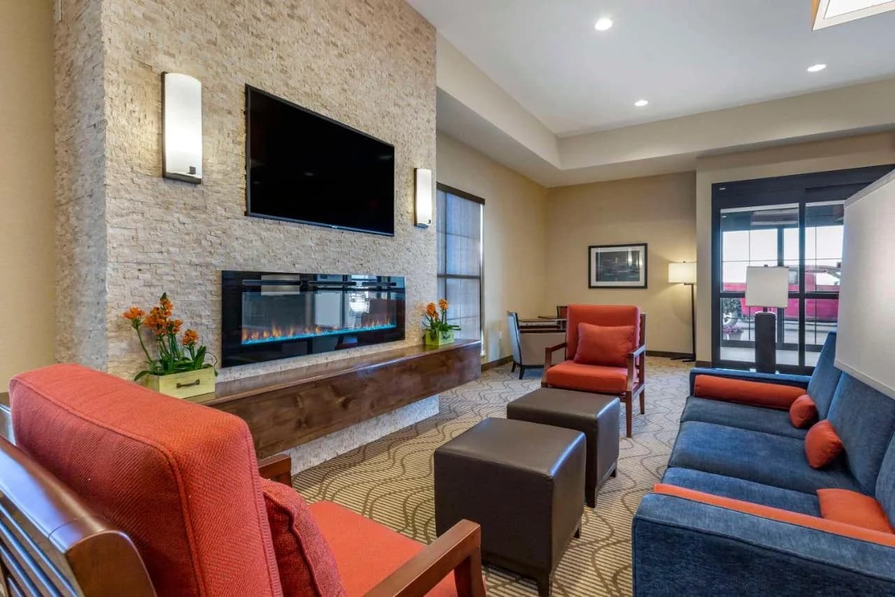 Comfort Suites Albuquerque Airport photo