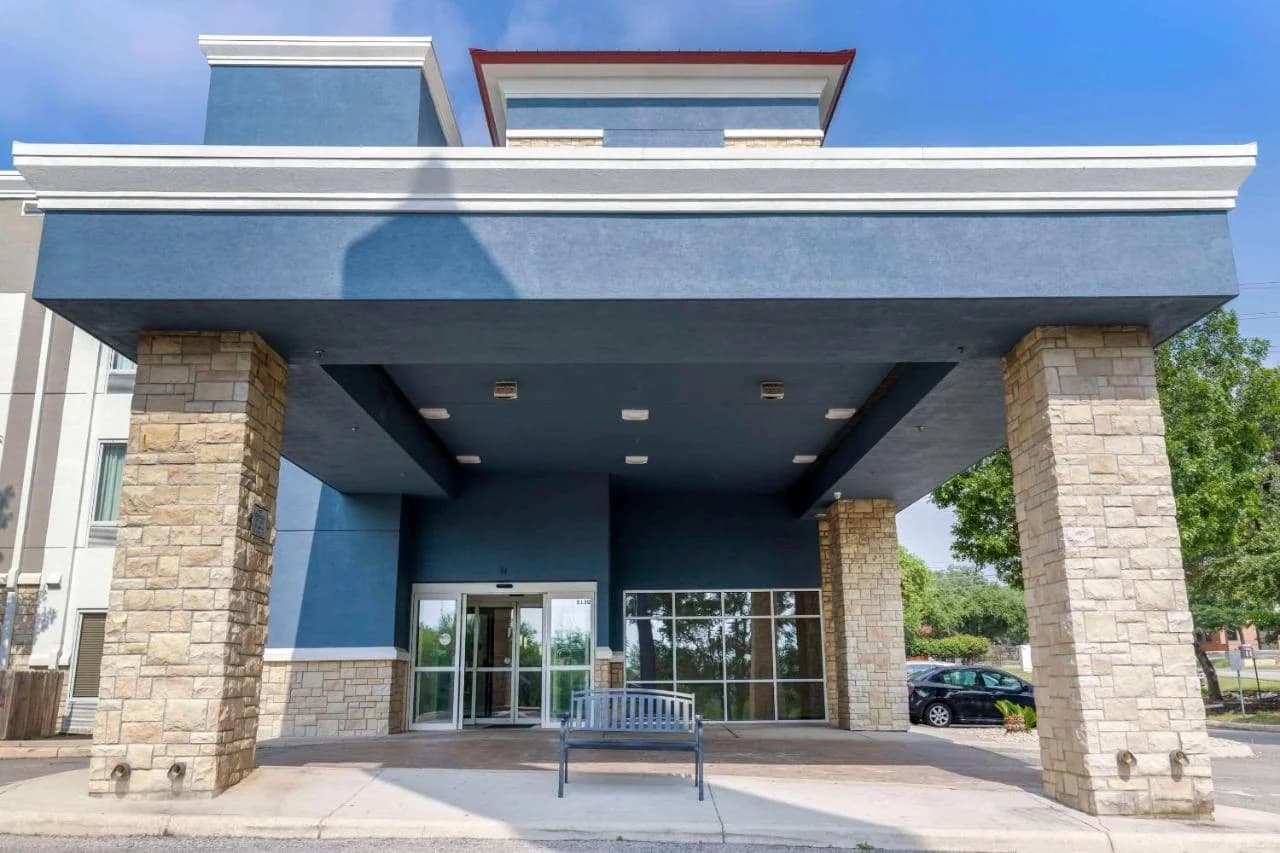 Comfort Suites Medical Center near Six Flags photo