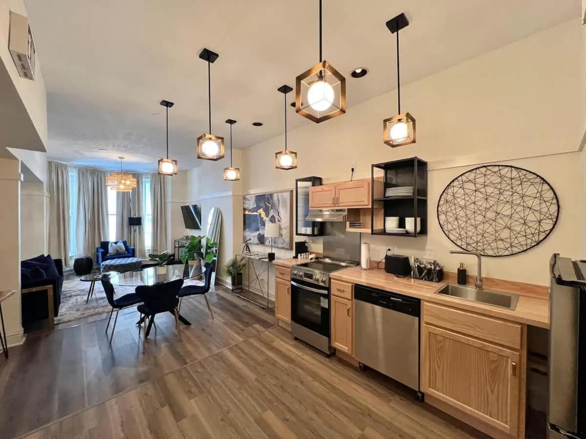 Elegant 3BR River North Escape l Free Parking photo