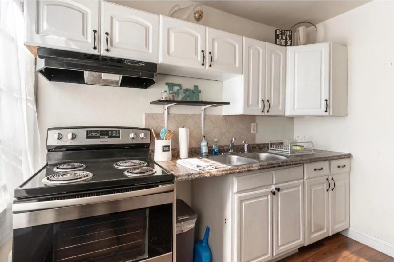 *Free Parking near Strip Cozy 2Br home Side: A photo