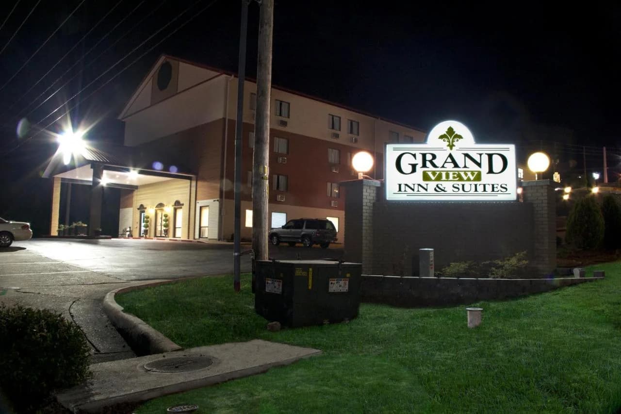 Grand View Inn & Suites photo
