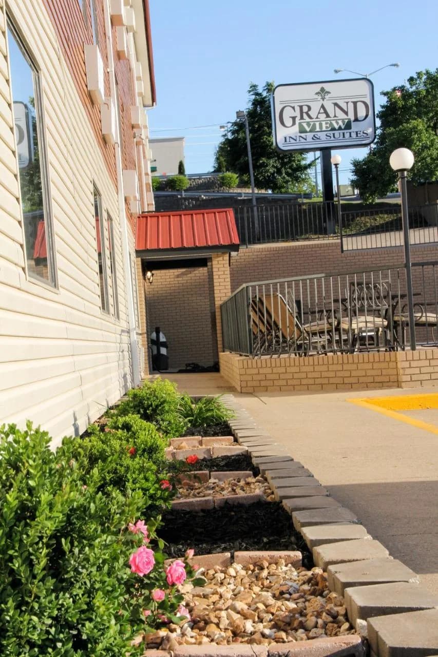 Grand View Inn & Suites photo