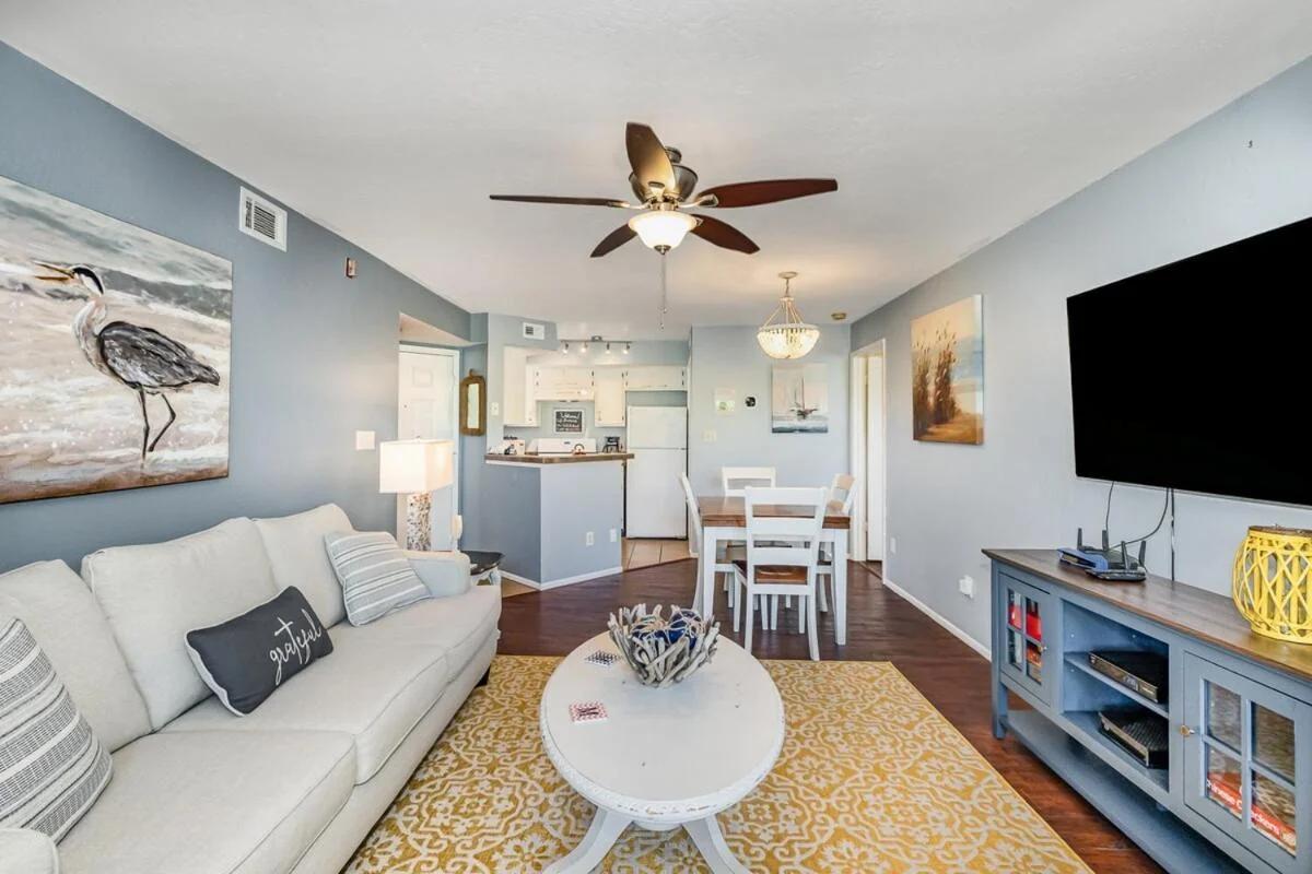 Ground Floor 2 Bdrm King Condo Close to Beach photo