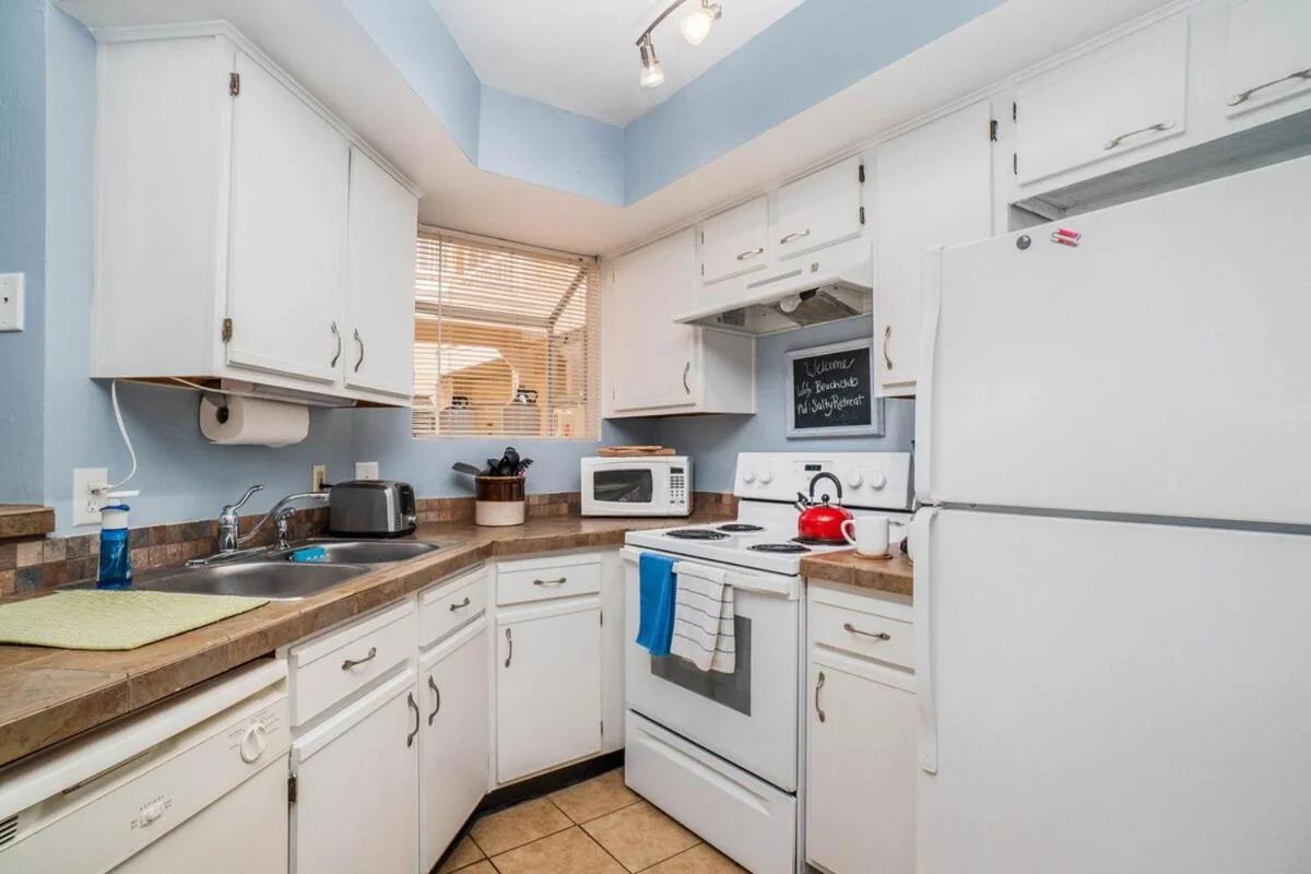 Ground Floor 2 Bdrm King Condo Close to Beach photo
