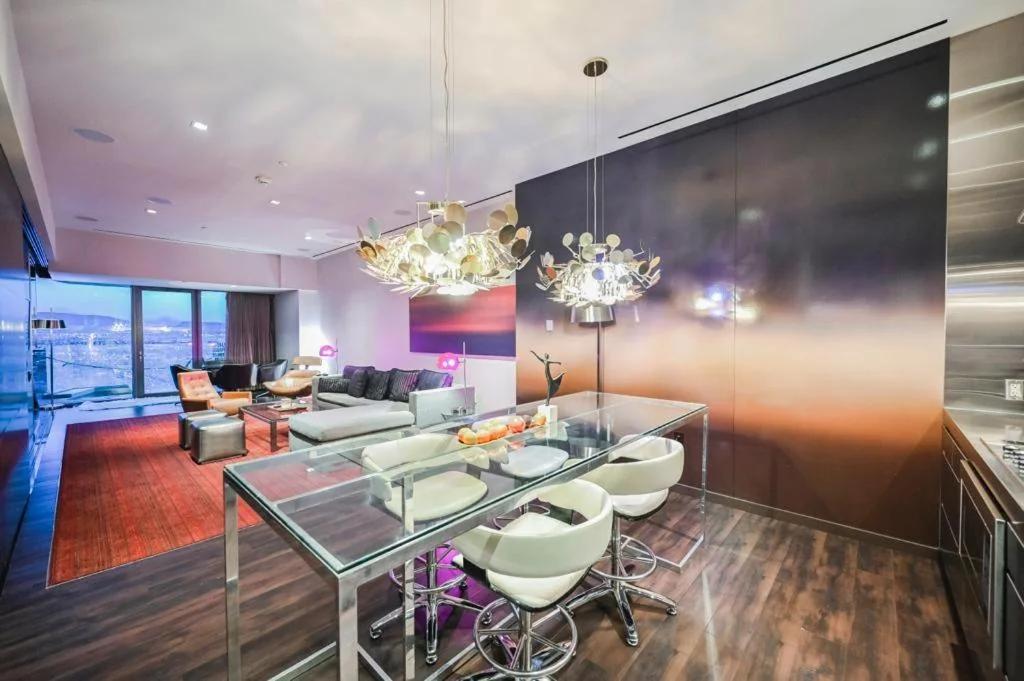 Intimo Palms Place Penthouse photo
