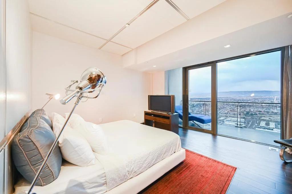 Intimo Palms Place Penthouse photo